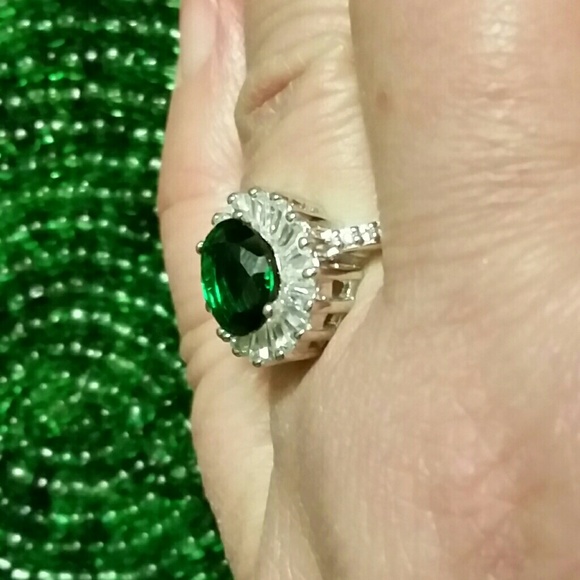 .925 Silver Oval Green Quartz & White Topaz Ring - Picture 2 of 7